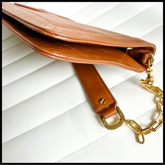Tory Burch Reva Clutch in Tan Leather & Gold. - Picture 6 of 10